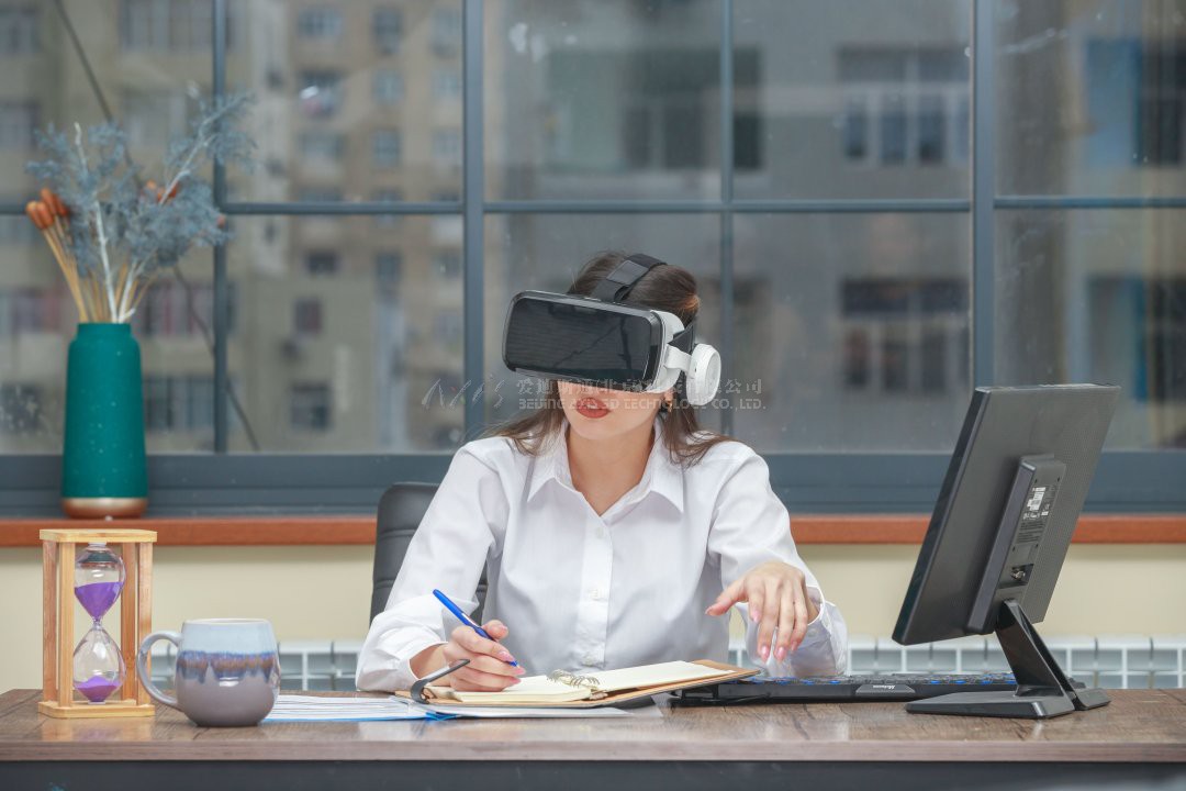 amazed-young-woman-wearing-vr-writing-min.jpg amazed-young-woman-wearing-vr-writing-min.jpg